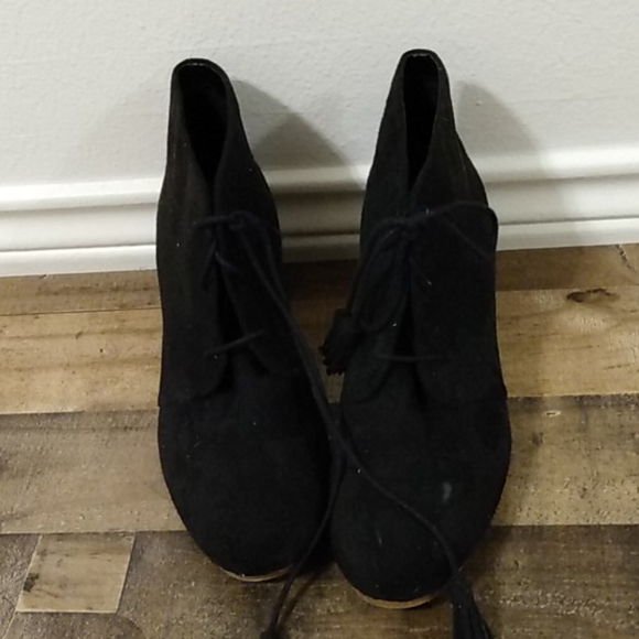 Shoes - Picture 1 of 7